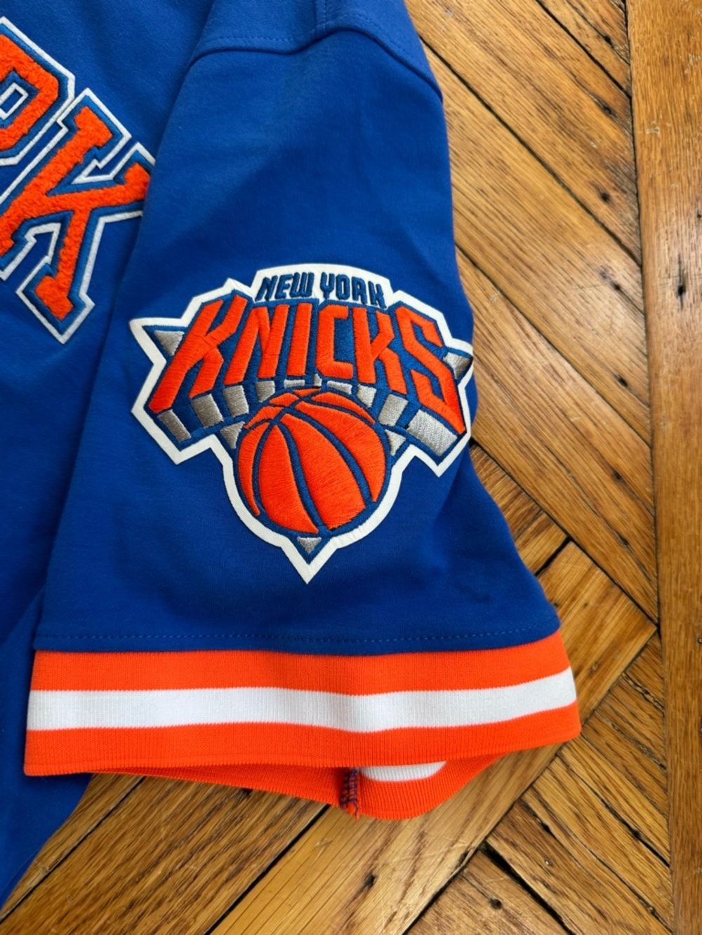 NBA NEW YORK KNICKS CLASSIC CHENILLE MEN'S TEE - Picture 5 of 14